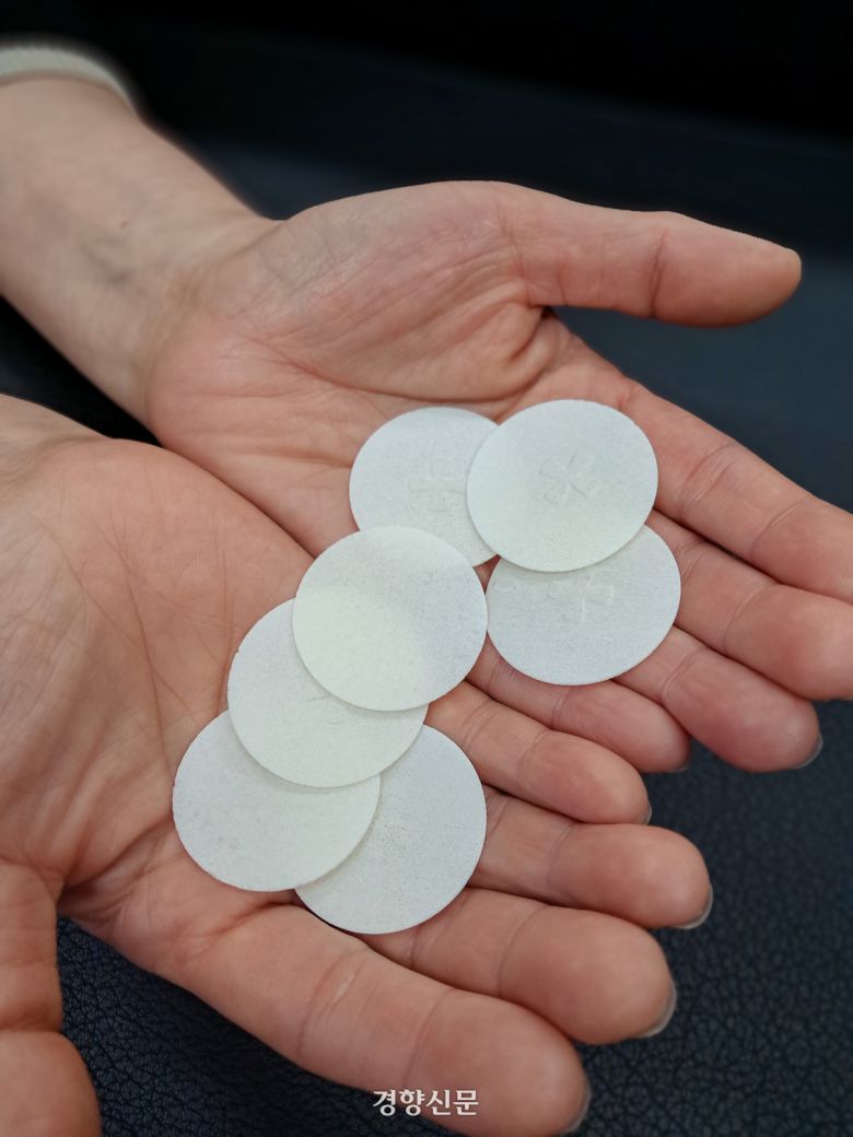 가르멜수도원에서 생산된 제병.