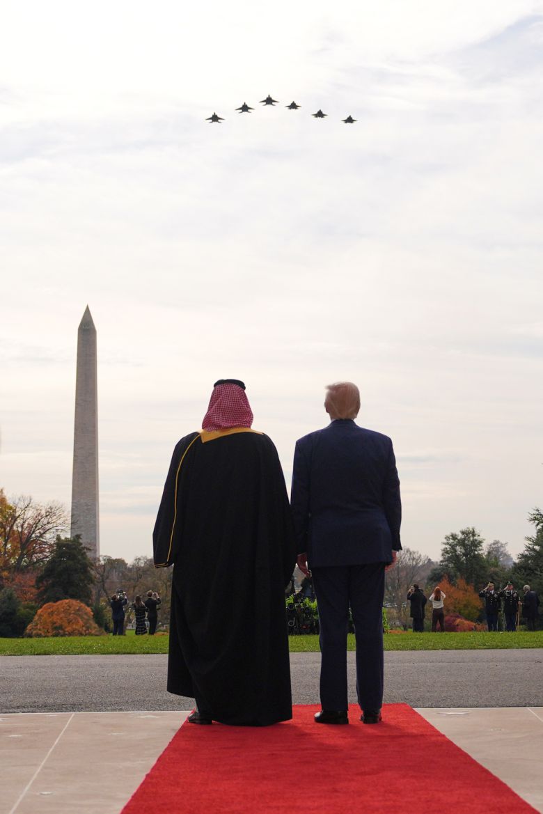 도널드 트럼프 미국 대통령과 사우디아라비아의 무함마드 빈살만 왕세자가 18일(현지시간) 백악관에서 열린 환영 행사에서 F-35와 F-15 전투기 편대가 비행하는 모습을 지켜보고 있다. AP연합뉴스