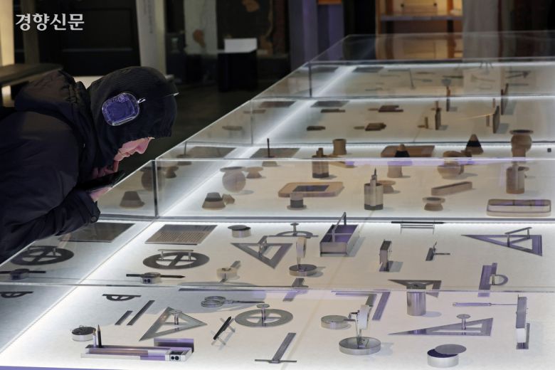 국립한글박물관이 개최한  ‘글(자)감(각): 쓰기와 도구’ 전시 첫날인 19일 서울 중구 문화역서울284를 찾은 관람객이 전시를 보고 있다. 정효진 기자