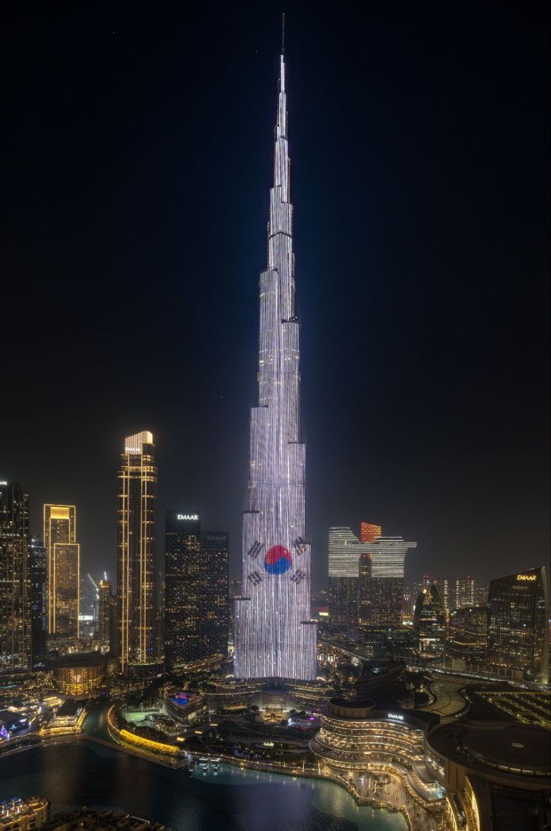 18일 밤(현지시간) 아랍에미리트연합(UAE) 두바이 부르즈칼리파 건물 외벽에 태극기 조명이 비치고 있다. 대통령실 제공