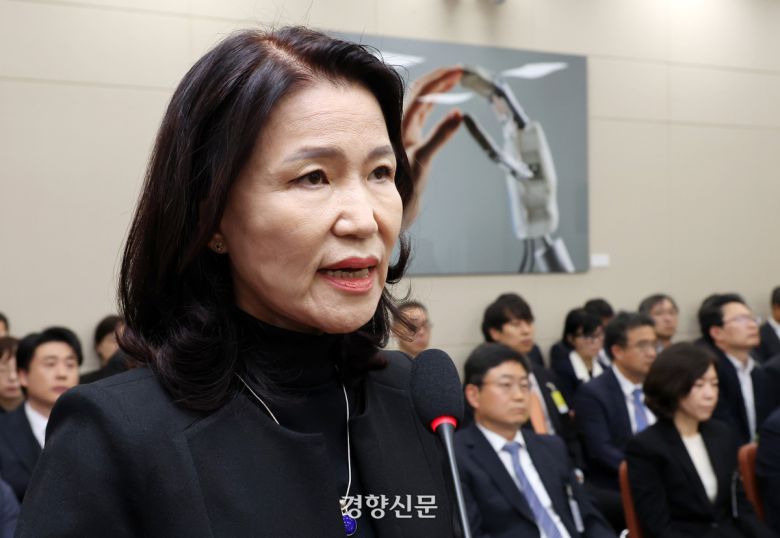 이진숙 전 방송통신위원장이 30일 국회 과학기술정보방송통신위원회 국정감사에서 의원질의에 답하고 있다. 박민규 선임기자