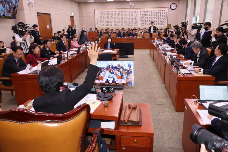 지난 12일 열린 국회 법제사법위원회 전체회의에서 여야 의원들이 법 개정안 대체토론 종결을 위해 표결하고 있다. 연합뉴스