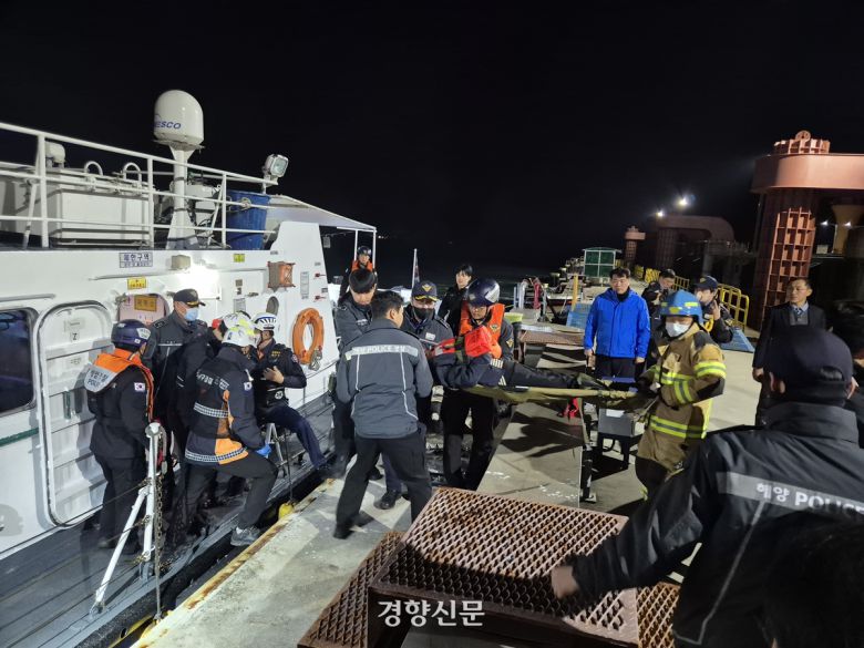 20일 오전 전남 목포시 삼학부두에서 여객선 퀸제누비아2호 좌초 사고 부상자가 구급대원들에 의해 들것으로 옮겨지고 있다. 고귀한 기자