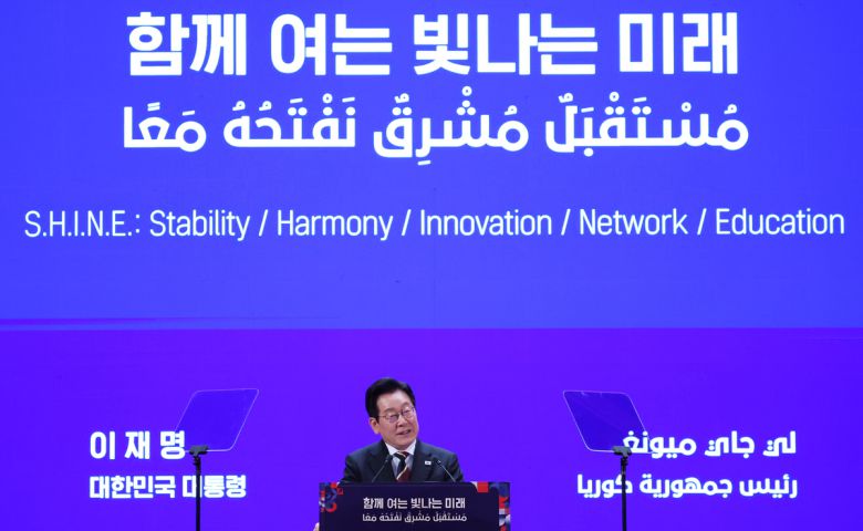 이집트를 공식 방문 중인 이재명 대통령이 20일(현지시간) 카이로대학에서 ‘함께 여는 빛나는 미래’를 주제로 연설하고 있다. 연합뉴스