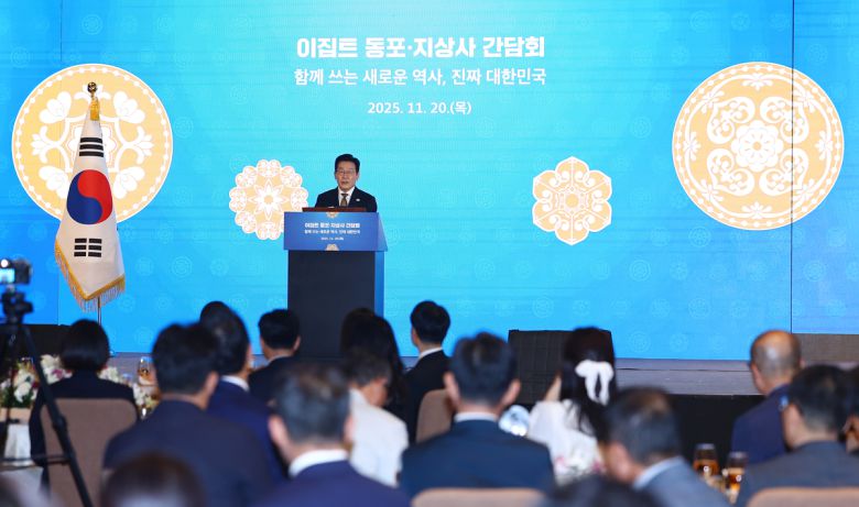 이집트를 공식 방문 중인 이재명 대통령이 20일(현지시간) 카이로의 한 호텔에서 열린 이집트 동포·지상사 간담회에서 발언하고 있다. 연합뉴스