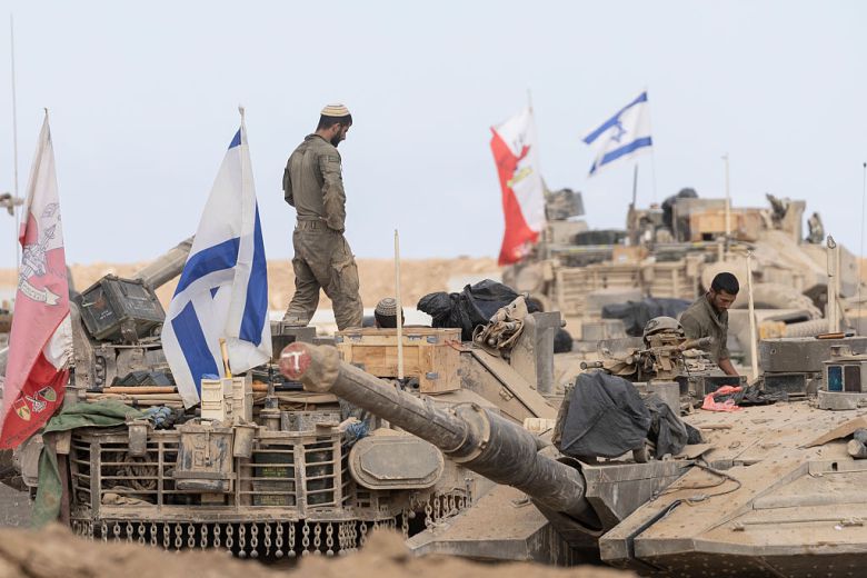 지난달 29일(현지시간) 이스라엘군 병사들이 가자지구와의 접경지 인근에서 전차 위에 서 있다. 이날 공습으로 100명 이상의 팔레스타인인이 사망했다. 게티이미지