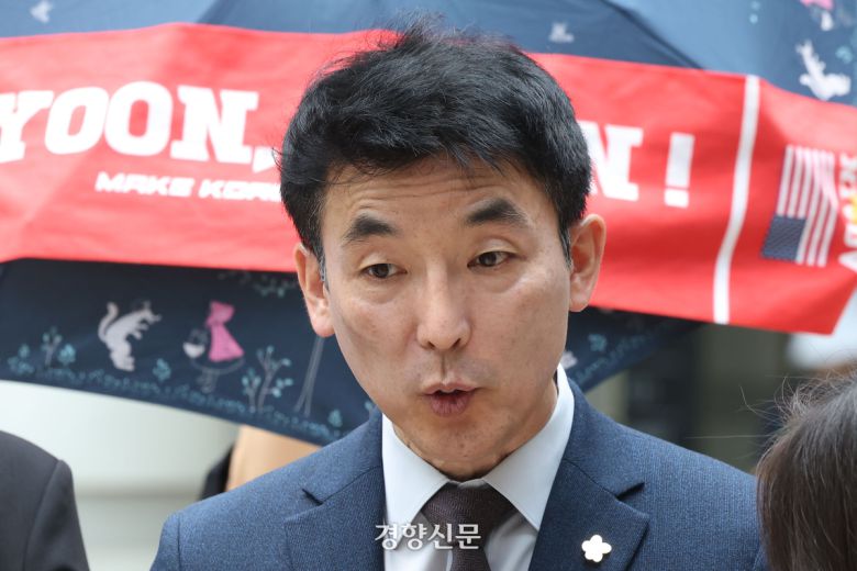 김용현 전 국방부 장관 변호인 이하상 변호사가 지난 6월 23일 서울 서초구 서울중앙지방법원에서 열린 구속 심문에 출석하기 전 취재진 질문에 답하고 있다. 한수빈 기자