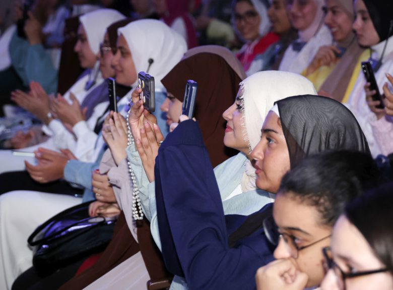 20일(현지시간) 카이로대학에서 학생들이 ‘함께 여는 빛나는 미래’를 주제로 한 이재명 대통령의 강연을 들으며 촬영하고 있다. 연합뉴스