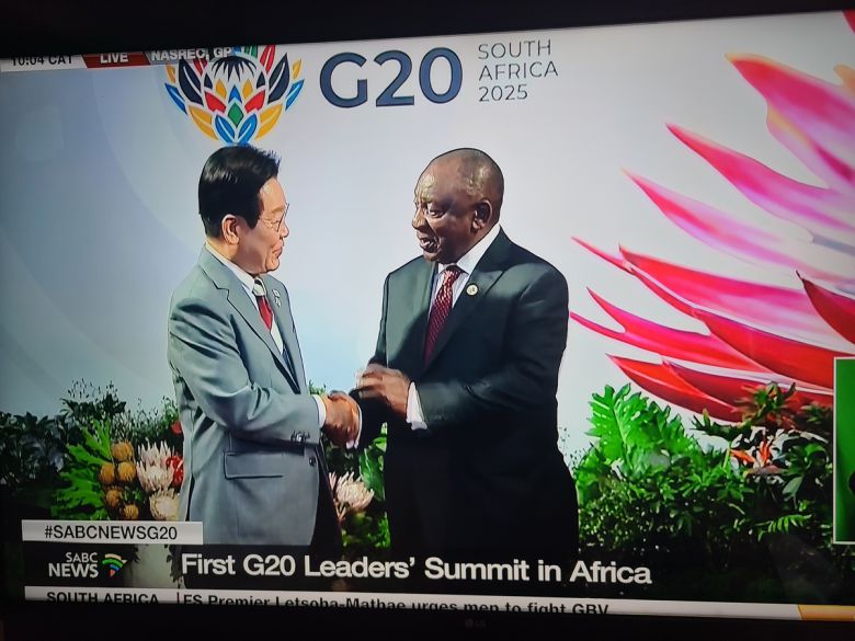 이재명 대통령과 시릴 라마포사 남아프리카공화국 대통령이 22일(현지시간) 요하네스버그 G20 정상회의장에서 악수를 나누고 있다. SABC뉴스 TV방송 촬영