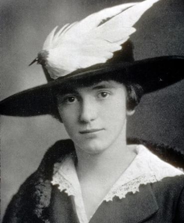 박제한 새를 그대로 모자 위에 올린 제국주의 시대 디자인. 오듀본 협회