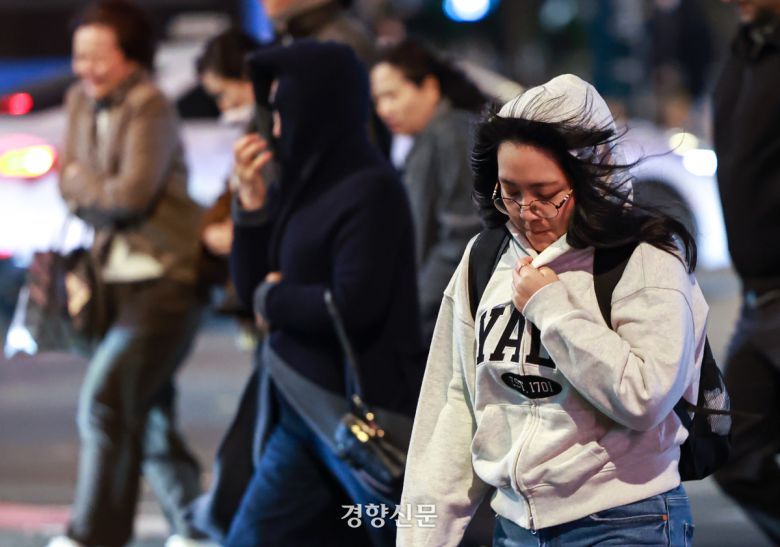 전국 곳곳에 한파주의보가 내려진 17일 서울 종로구 세종대로사거리에서 두꺼운 옷차림의 시민들이 출근을 서두르고 있다. 기상청은 18일 더 추워져 서울에는 올가을 첫 영하권 추위가 찾아오겠다고 예보했다. 성동훈 기자