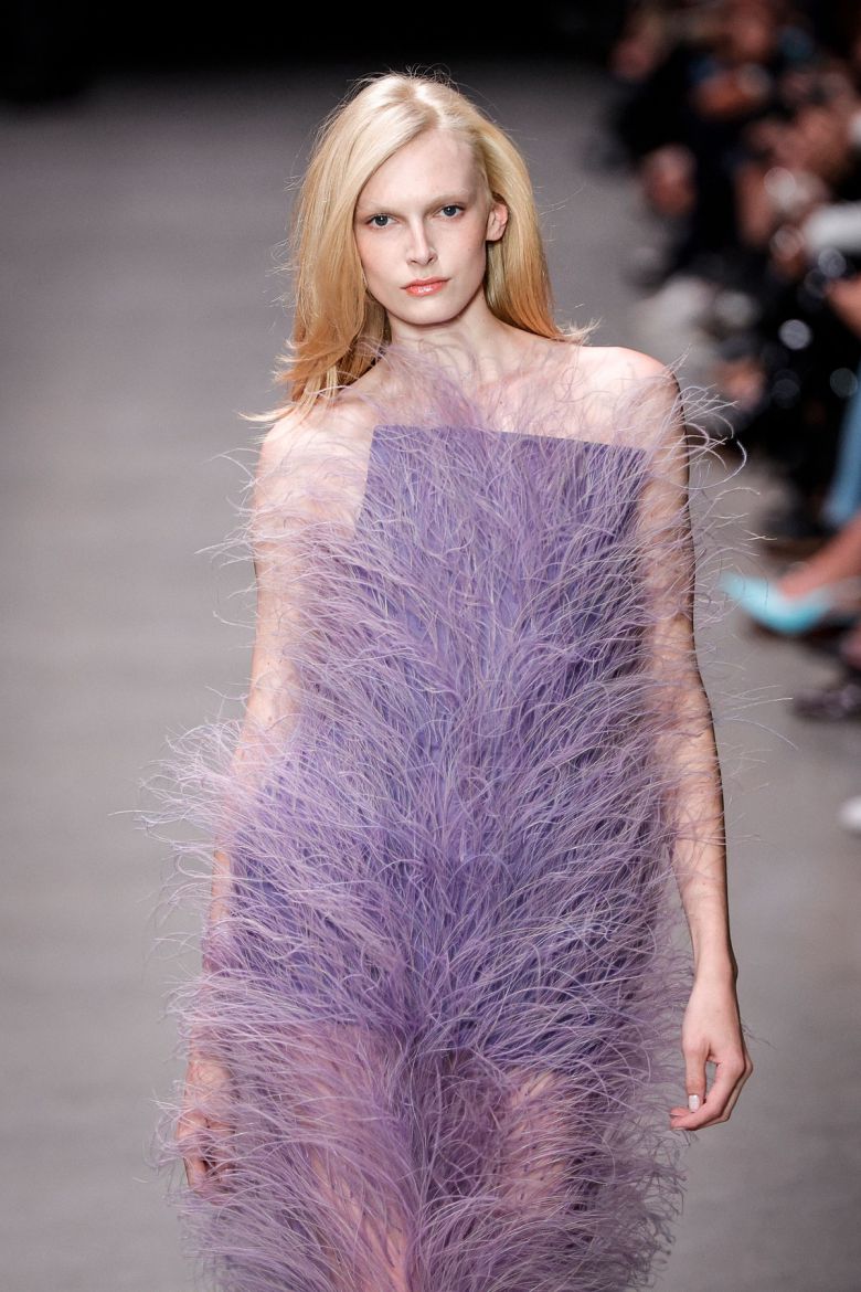 ‘친환경 럭셔리’를 지향하는 스텔라 맥카트니가 지난 9월 30일(현지시간) 뉴욕 패션위크에서 선보인 깃털 드레스.  AFP연합뉴스