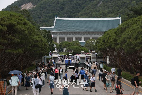지난 6월8일 서울 종로구 청와대를 찾은 관람객들이 본관 내부를 관람하기 위해 줄을 서 기다리고 있다. 권도현 기자