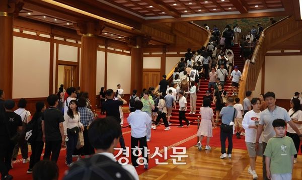 지난 6월8일 서울 종로구 청와대를 찾은 관람객들이 본관 내부를 관람하고 있다. 권도현 기자