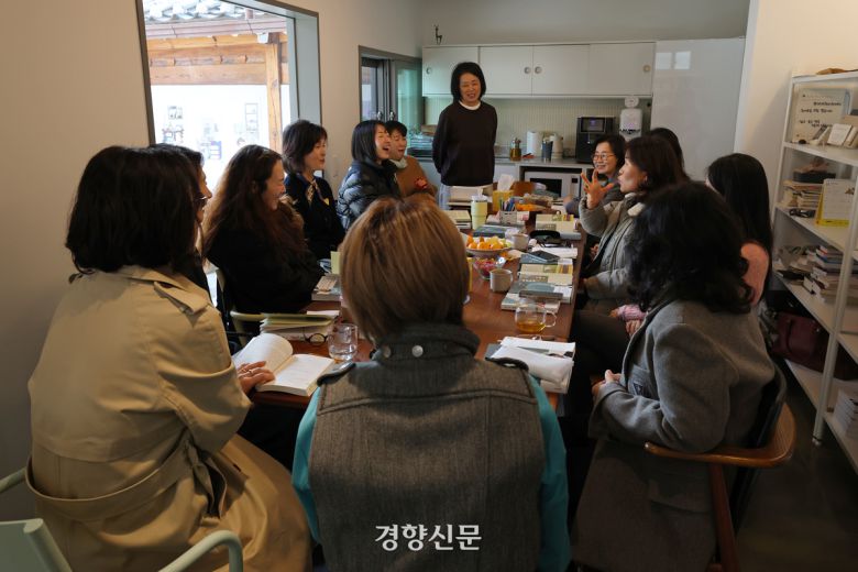 서울 종로구에 있는 서촌 ‘그책방’에서 지난 11월 13일 독서모임이 열리고 있다. 정효진 기자