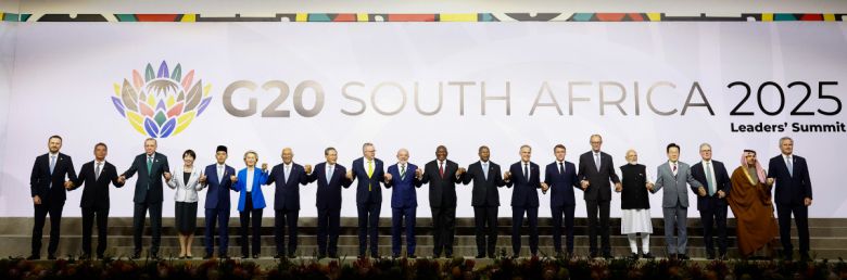 ‘대타’도 안 보낸 트럼프 남아프리카공화국 요하네스버그에서 열린 주요 20개국(G20) 정상회의에 참석한 이재명 대통령(오른쪽에서 네번째) 등 각국 정상과 대표들이 22일(현지시간) 기념촬영을 하고 있다. 왼쪽부터 막심 오레시킨 러시아 대통령실 부비서실장, 에드가르 아브람 아마도르 사모라 멕시코 재무장관, 레제프 타이이프 에르도안 튀르키예 대통령, 다카이치 사나에 일본 총리, 지브란 라카부밍 라카 인도네시아 부통령, 우르줄라 폰데어라이엔 유럽연합(EU) 집행위원장, 안토니우 코스타 EU 정상회의 상임의장, 리창 중국 총리, 앤서니 앨버니지 호주 총리, 루이스 이나시우 룰라 다시우바 브라질 대통령, 시릴 라마포사 남아공 대통령, 주앙 로렌수 앙골라 대통령, 마크 카니 캐나다 총리, 에마뉘엘 마크롱 프랑스 대통령, 프리드리히 메르츠 독일 총리, 나렌드라 모디 인도 총리, 이 대통령, 키어 스타머 영국 총리, 파이살 빈 파르한 알 사우드 사우디아라비아 외교장관, 파블로 키르노 아르헨티나 외교장관. AP연합뉴스