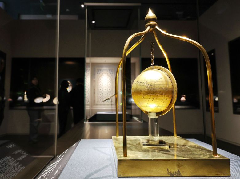 ‘이슬람 미술, 찬란한 빛의 여정’ 전시가 열린 지난 21일 서울 용산구 국립중앙박물관 상설전시관에서 취재진 및 관계자들이 전시물을 살펴보고 있다. 연합뉴스