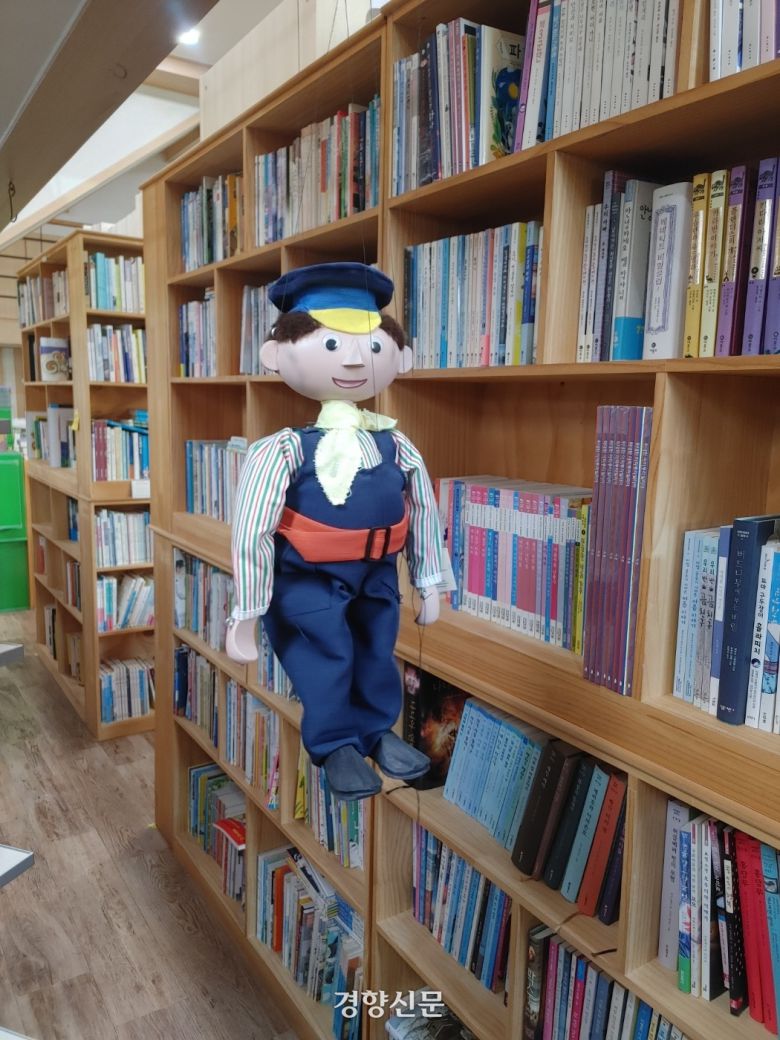 지난 11월 18일 방문한 부산 어린이서점 ‘책과아이들’의 1층 천장에 걸려 있는 인형모빌. 책방 곳곳에 앉아서 책을 볼 수 있는 공간과 장난감 등이 놓여 있다. 김지원 기자