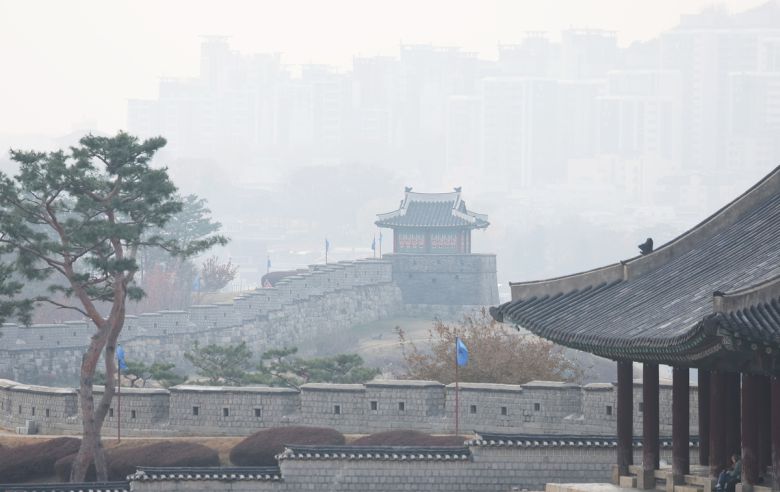 초미세먼지 농도가 ‘나쁨’ 수준을 보인 24일 경기도 수원시 세계문화유산 화성(華城) 성곽 주변이 뿌옇다. 연합뉴스