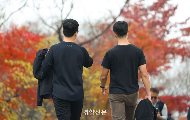 서울 중구 남산을 찾은 시민들이 가벼운 옷차림으로 거닐고 있다.