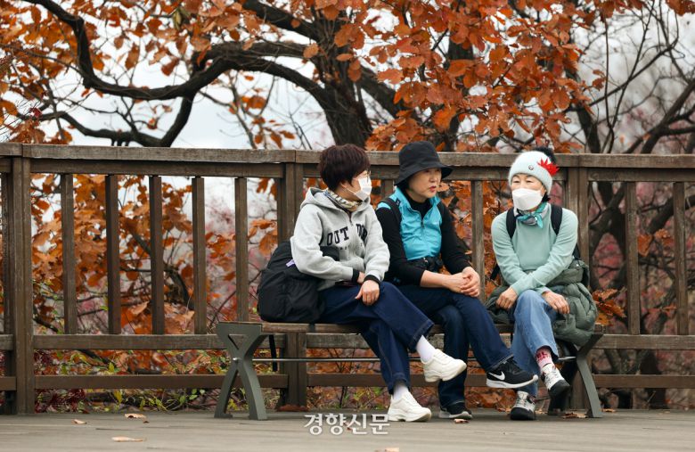 남산을 찾은 시민들이 가벼운 옷차림으로 벤치에 앉아 있다.