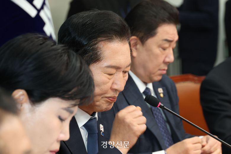 더불어민주당 전현희 최고위원과 정청래 대표, 김병기 원내대표(왼쪽부터)가 24일 국회에서 열린 최고위원회의에 참석했다. 한수빈 기자