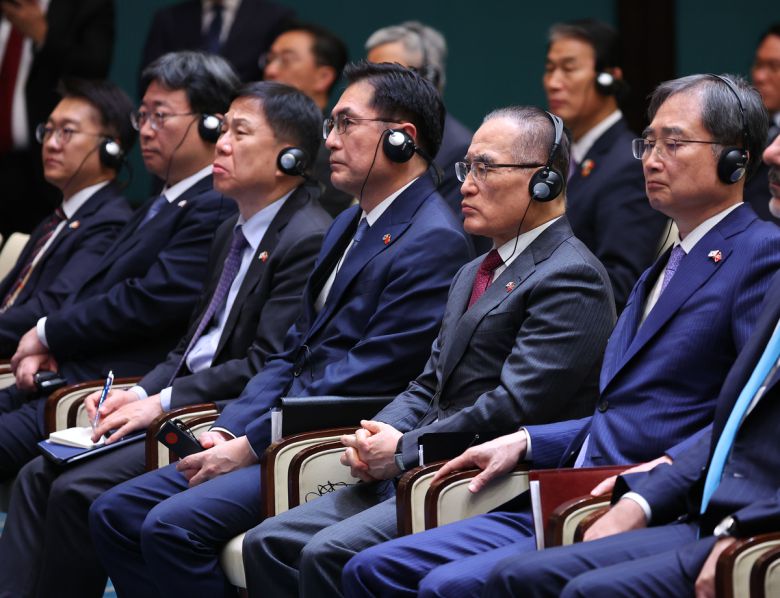 24일(현지시간) 튀르키예 앙카라 대통령궁에서 우리측 수행단이 이재명 대통령과 레제프 타이이프 에르도안 대통령의 공동언론발표를 경청하고 있다. 왼쪽부터 대통령실 김남준 대변인, 하준경 경제성장수석, 임웅순 국가안보실 제2차장, 정연두 주튀르키예 대사, 위성락 국가안보실장, 조현 외교부 장관. 연합뉴스