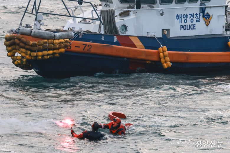 25일 인천 중구 연안여객터미널 앞 해상에서 열린 READY KOREA 4차 훈련에서 해양경찰 등 관계 당국이 조난자 구조 훈련을 하고 있다. 인천|성동훈 기자