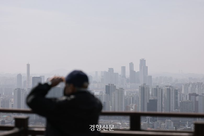 서울 남산에서 내려다본 도심이 뿌옇게 흐려있다. 이준헌 기자
