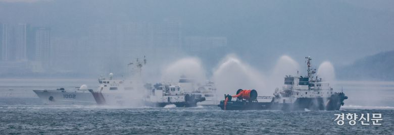 25일 인천항 연안여객터미널 앞 해상에서 열린 READY KOREA 4차 훈련에서 해양경찰 등 관계 당국이 선박 화재 사고 대응 훈련을 하고 있다. 인천|성동훈 기자