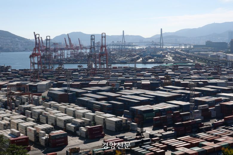 지난 7월31일 부산항 신선대부두에 컨테이너들이 쌓여 있다. 권도현 기자