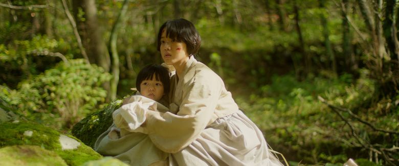 영화 <한란>의 한 장면. 해생 역을 맡은 김민채배우(왼쪽)과 아진 역을 맡은 김향기 배우. 트리플픽처스 제공