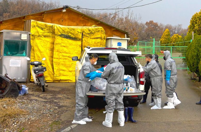 지난 25일 당진시 송산면의 한 양돈농가에서 방역 관계자들이 농장 주변을 소독하기 위해 준비하고 있다. 연합뉴스