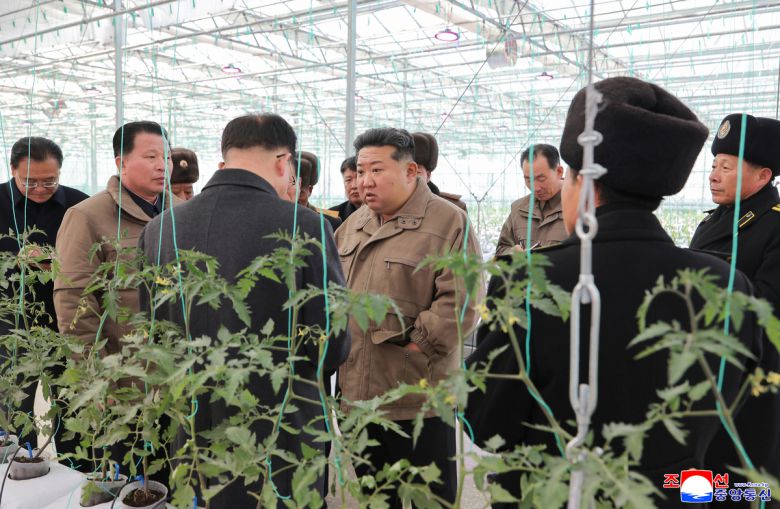 김정은 북한 국무위원장이 지난 26일 완공 단계에 들어선 신의주 온실종합농장을 현지지도 했다고 조선중앙통신이 27일 보도했다. 조선중앙통신·연합뉴스