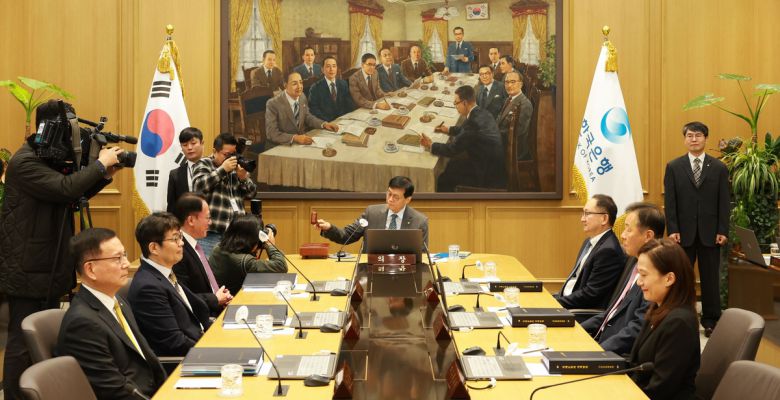 이창용 한국은행 총재가 27일 서울 중구 한은에서 열린 금융통화위원회에서 의사봉을 두드리고 있다. 한은 제공