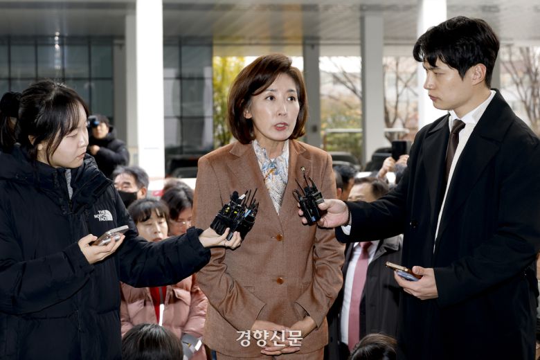 2019년 국회 패스트트랙 충돌 관련 특수공무집행방해 등 혐의로 기소된 나경원 국민의힘 의원이 지난 19일 서울남부지방법원 선고 공판에 출석하며 취재진에게 입장을 밝히고 있다. 문재원 기자