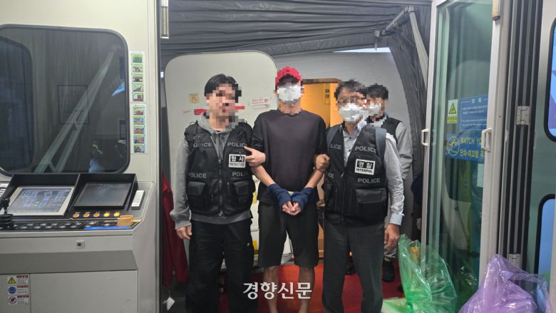 캄보디아에 거점을 두고 로맨스스캠(연애빙자사기)을 벌인 한국인 남성(가운데)이 27일 인천국제공항을 통해 베트남에서 국내로 강제 송환됐다. 경찰청 제공