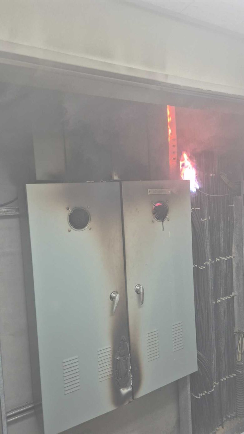 7일 오전 1시 27분쯤 강원 춘천시 후평동 한림대 학생생활관(기숙사) 1관의 배전반에서 불이 나 연기가 치솟고 있다. 강원도소방본부 제공