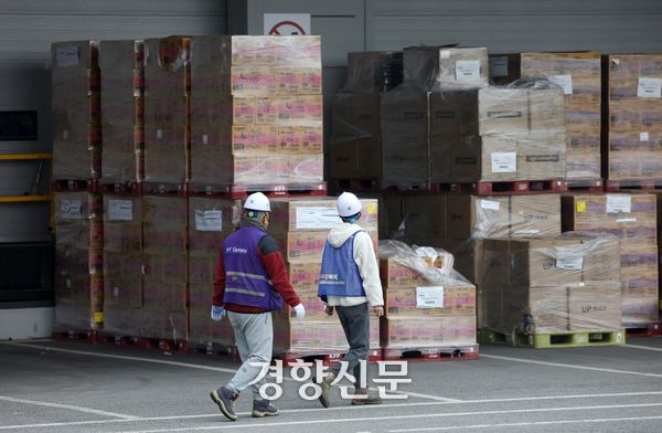 50대 단기 계약직 노동자가 새벽에 카트에서 상품을 담아 옮기는 집품 업무를 하던 중 쓰러져 숨진 지난 26일 경기 광주시의 한 쿠팡 물류센터에서 직원들이 쌓여 있는 물품 앞을 지나고 있다. 권도현 기자