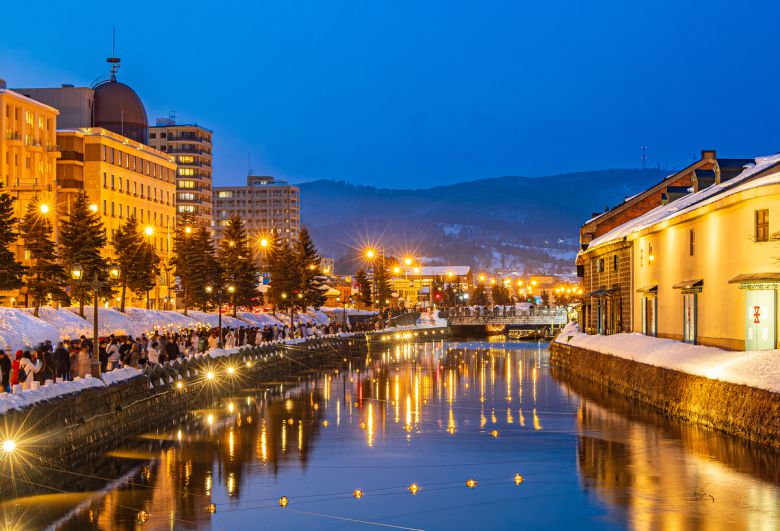 오타루 운하는 고풍스러운 석조 창고와 가스등이 어우러진 겨울 대표 명소다. 사진 두경아