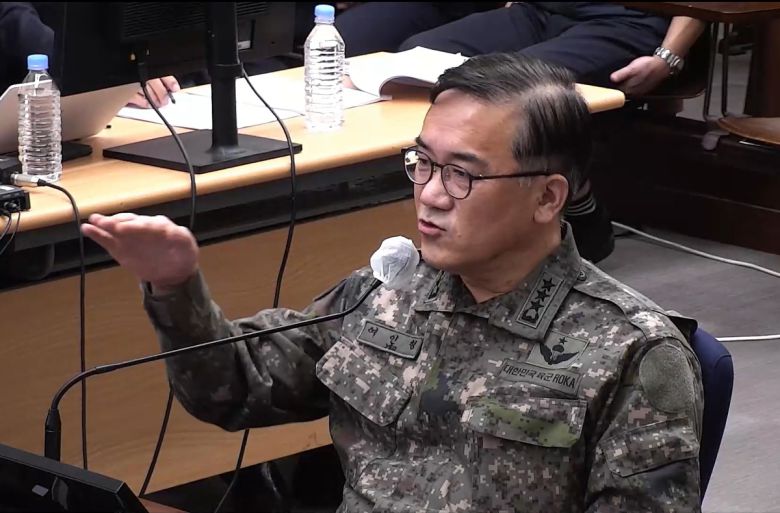 여인형 전 국군방첩사령관이 11월 24일 서울 서초구 서울중앙지법에서 열린 윤석열 전 대통령의 내란 우두머리, 직권남용 권리행사방해 혐의 사건 속행 공판에 증인으로 출석해 발언하고 있다. /서울중앙지법 제공