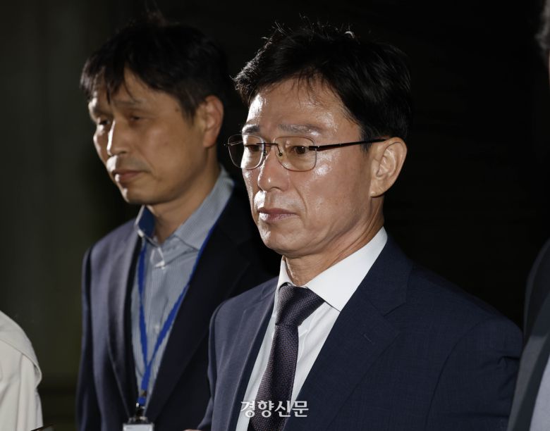 채상병 순직 사건 관련 구속영장이 청구된 임성근 전 해병대 1사단장이 지난달 23일 서울중앙지법에서 열린 구속 전 피의자 심문(영장실질심사)을 마치고 대기장소로 이동하고 있다. 문재원 기자