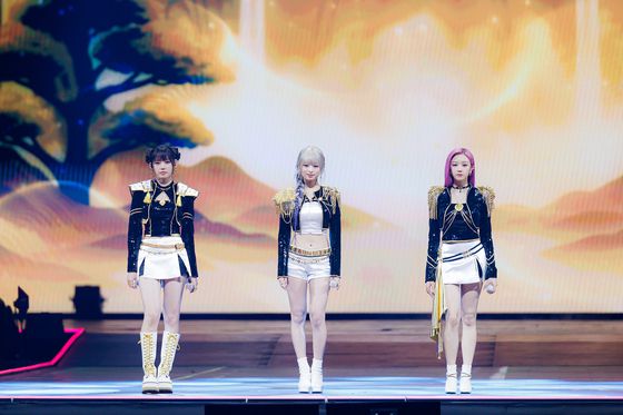 2025 마마 어워즈에서 ‘케이팝 데몬 헌터스’의 헌트릭스로 분한 그룹 베이비몬스터 파리타, 아현, 로라. CJ ENM 제공