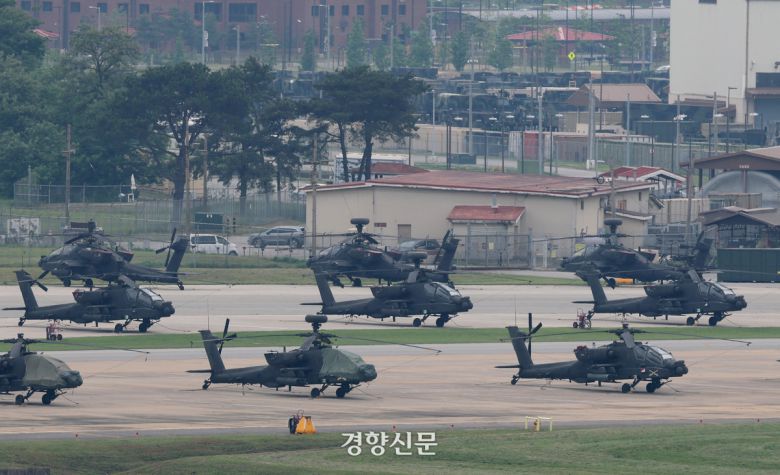 지난 5월 경기 평택시 주한미군기지 캠프 험프리스에 헬기가 계류돼 있다. 정효진 기자