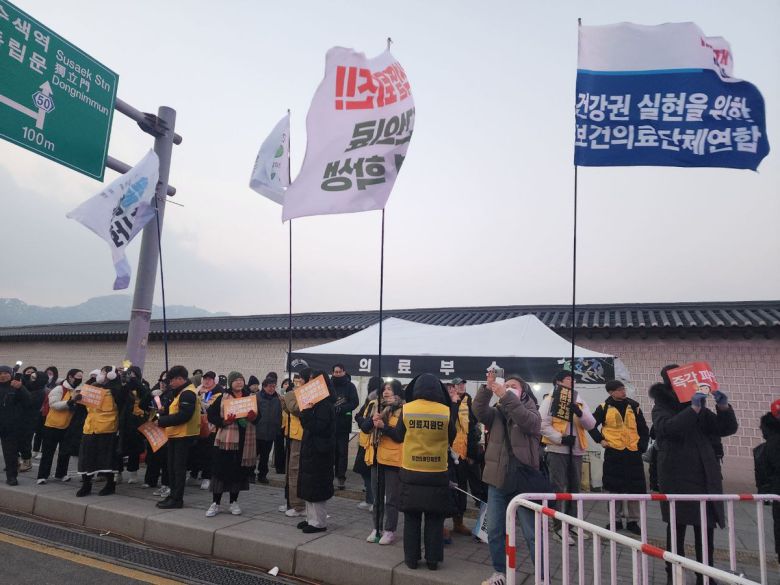 ‘건강권 실현을 위한 보건의료단체연합’등 의료시민사회단체 소속 의료인들이 지난 1월 서울 종로구 광화문 광장 인근 집회 현장에서 의료부스를 운영하고 있다. 최준서씨 제공