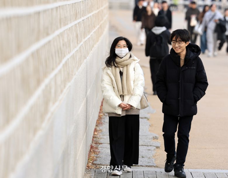 탄핵집회 광장에서 의료봉사 활동을 제안한 의대생 최준서씨(오른쪽)와 함께 활동한 전공의 고은섬씨가 30일 서울 경복궁 인근에서 만나 당시 활동과 관련해 대화를 나누고 있다. 서성일 선임기자