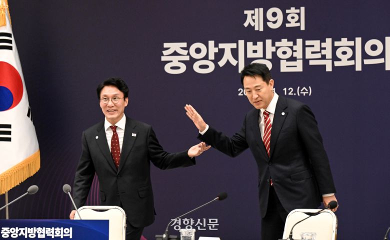 김민석 국무총리와 오세훈 서울시장이 지난달 12일 용산 대통령실에서 열린 제9회 중앙지방협력회의에서 인사를 나누고 있다. 대통령실사진기자단