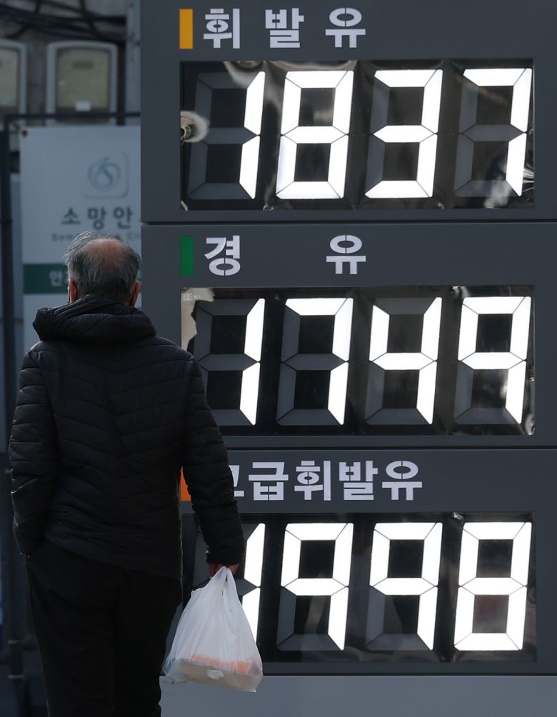 주유소 가기 무섭네 2일 서울 시내 한 주유소에 lℓ당 1800원대 휘발유값 등이 표시된 안내판이 켜져 있다. 연합뉴스