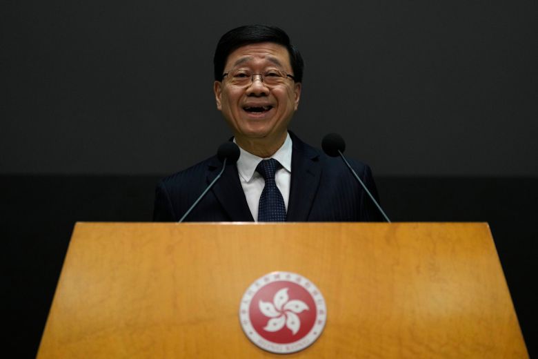 존 리 홍콩 행정장관이 2일 기자회견에서 고층아파트 화재 진상규명을 위한 독립적 조사위원회를 설치하겠다고 밝혔다./AP연합뉴스