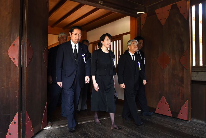 2014년 8월 15일 일본 도쿄에서 다카이치 사나에 당시 자민당 정무조사회장(왼쪽에서 두 번째) 등 국회의원들이 야스쿠니 신사를 참배하고 있다. 게티이미지